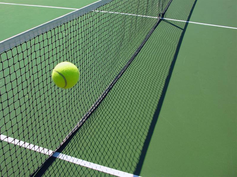 Piłka tenisowa uderzająca w siatkę